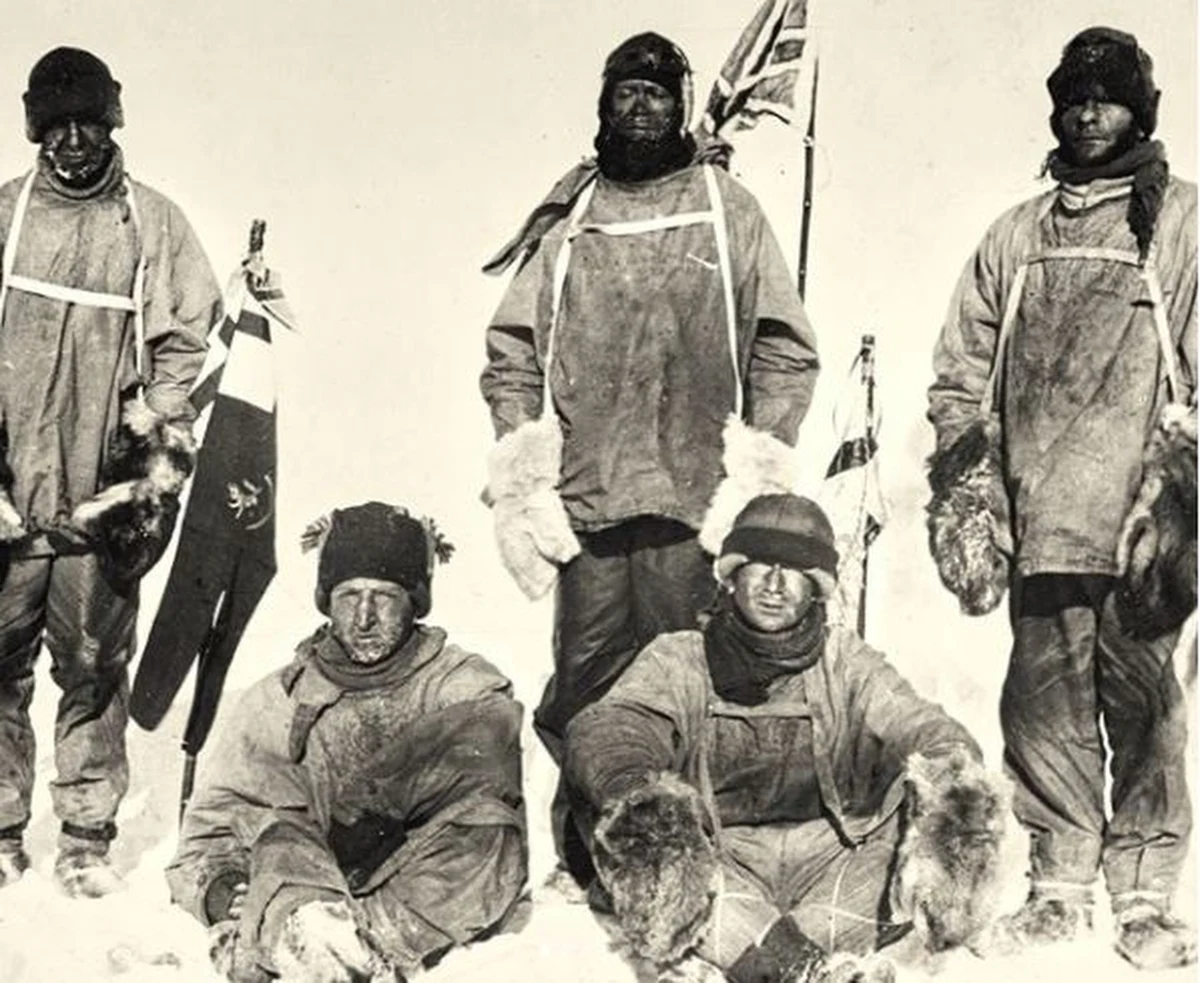 W tym tygodniu na akcję wystawione zostanie zdjęcie przedstawiające kapitana Roberta Falcona Scotta w towarzystwie czterech kolegów. Pozują do fotografii po dotarciu na Biegun Południowy 17 stycznia 1912 roku. Są przemęczeniu, zmarznięci i najwyraźniej zrezygnowani. Nie wiedzą jednak, że najgorsze dopiero nadejdzie. 