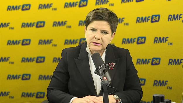 W tej chwili dyskusja nt. zmian w rządzie się toczy – mówi premier Beata Szydło, gość specjalny Krzysztofa Ziemca w RMF FM. „W naszym rządzie tych zmian do tej pory nie było zbyt dużo, ale to wynika z tego, że to jest dobry zespół, których konsekwentnie realizuje program, który przyjął” – zapewnia szefowa rządu. „Nie chcę się koncentrować tylko i wyłącznie nie zmianach personalnych, ale chcę, żebyśmy porozmawiali o zmianie struktury rządu. Pewne resorty w mojej opinii trzeba połączyć, pewne zadania trzeba być może przesunąć do innych resortów” – zapowiada premier Szydło.