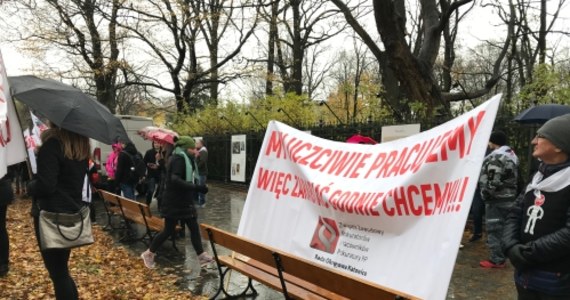 Chcą między innymi odmrożenia płac i 10-procentowych podwyżek - cywilni pracownicy prokuratur w poniedziałek protestowali przed Kancelarią Prezesa Rady Ministrów. Poparli ich również pracownicy sądów. W proteście w Warszawie uczestniczyło kilkaset osób. 