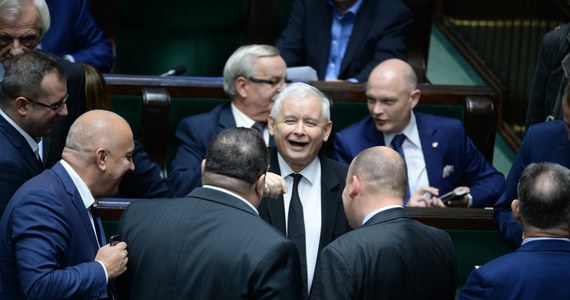 Gdyby wybory odbyły się na początku listopada na PiS głosowałoby 45 proc. badanych, którzy chcieli wziąć udział w wyborach. Na drugim miejscu znalazła się PO, popierana przez 17 proc. zdeklarowanych wyborców - wynika z sondażu CBOS. Kukiz'15 otrzymał 8 proc. poparcia, Nowoczesna (5 proc.).