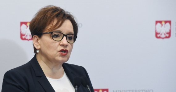 "W tym roku szkolnym mam więcej etatów nauczycieli o ponad 17 tys. w porównaniu z rokiem poprzednim" - powiedziała minister edukacji Anna Zalewska przedstawiając w poniedziałek dane z Systemu Informacji Oświatowej na rok szkolny 2017/2018.  SIO to elektroniczny system baz danych. Działa od 2005 roku. Gromadzi statystyczne i indywidualne dane o szkołach, placówkach oświatowych, nauczycielach i uczniach. Każda szkoła lub placówka oświatowa musi przesłać do systemu dane dotyczące m.in. liczby uczniów, nauczycieli.