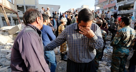 Co najmniej do 445 wzrosła liczba ofiar śmiertelnych niedzielnego trzęsienia ziemi w graniczącej z Irakiem prowincji Kermanszahan w zachodnim Iranie - podały służby kryzysowe. Po stronie irańskiej w kataklizmie rannych zostało ok. 6,7 tys. osób.