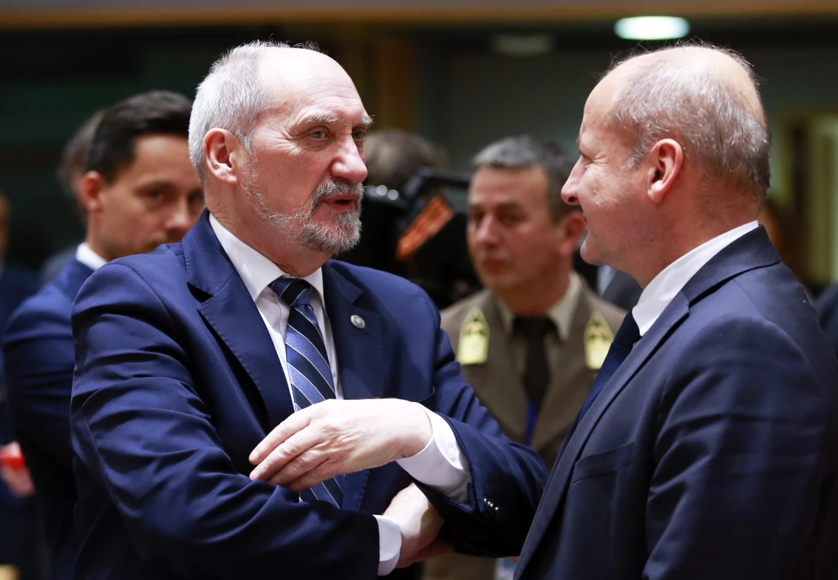 Stałą wojskową współpracę w ramach Unii Europejskiej Polska zamierza wykorzystać do wzmocnienia tzw. flanki wschodniej - zapowiedział w Brukseli szef MON Antoni Macierewicz. Po notyfikacji o przystąpieniu naszego kraju do tej nowej struktury w dziedzinie obronności Macierewicz zaznaczył, że zaangażowanie na wschodniej flance jest jednym z trzech warunków, od których spełnienia Polska uzależnia swój udział w PESCO. Do wzmocnionej współpracy wojskowej przystąpiły 23 z 28 krajów Unii Europejskiej.