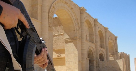 Iracki sąd skazał na śmierć jednego ze schwytanych terrorystów Państwa Islamskiego (IS), winnego niszczenia zabytków w Mosulu. Brał udział w demolowaniu zbiorów muzeum. O wyroku poinformował rzecznik Najwyższej Rady Sądowniczej Abdul Sattar Bir Kadar, który podkreślił, że oskarżony przyznał się, że jako członek IS niszczył i kradł zabytki w Mosulu. Według uchwalonego w 1994 roku prawa za grabież artefaktów archeologicznych grozi w Iraku kara śmierci.