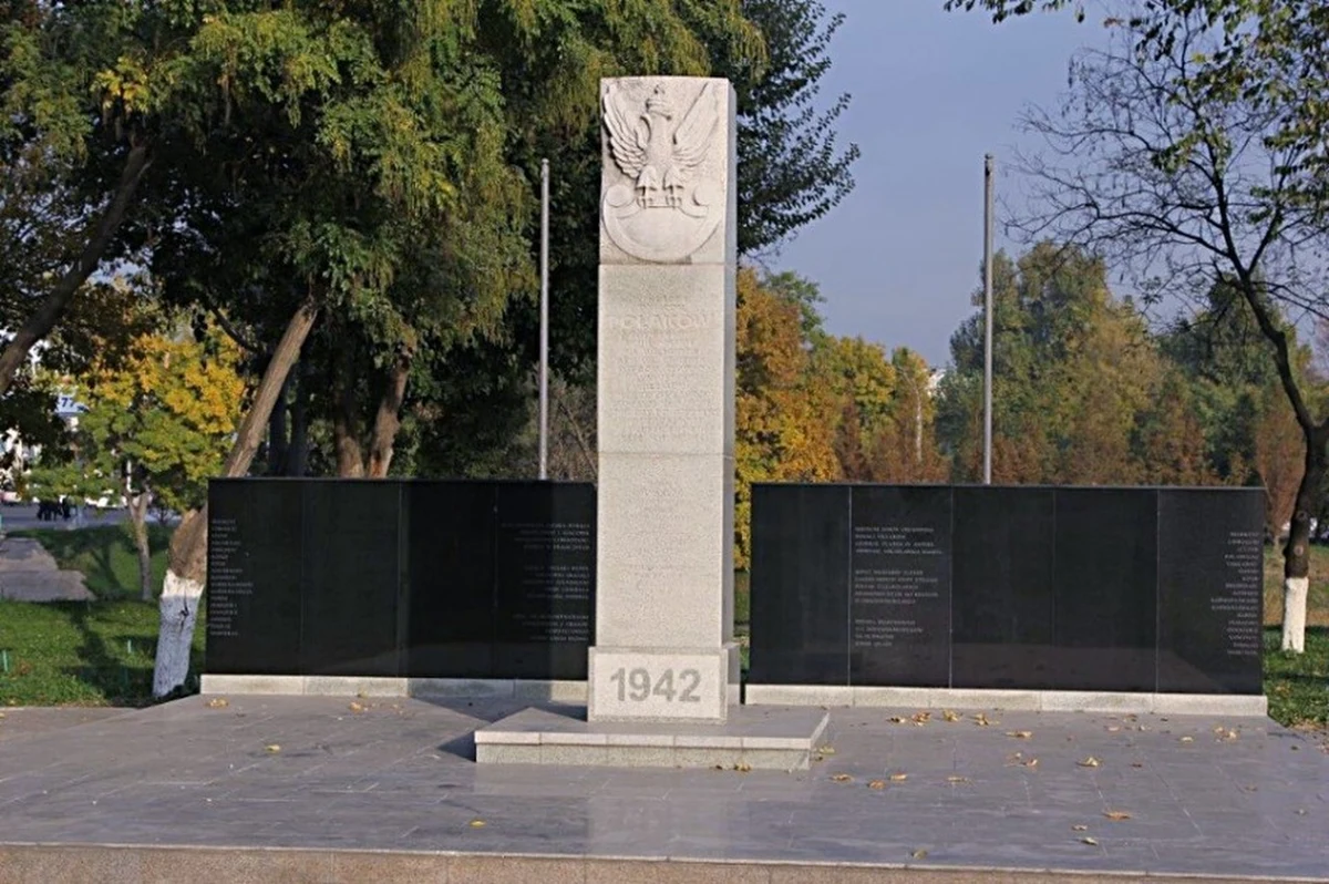 Polskim dyplomatom udało się odzyskać trzy pomniki, przetrzymywane przez kilka miesięcy przez celników z Teheranu – dowiedział się nasz reporter RMF FM. Monumenty, które miały trafić na polskie cmentarze w Iranie, zostały zatrzymane na granicy w związku z nieścisłościami w dokumentach. 