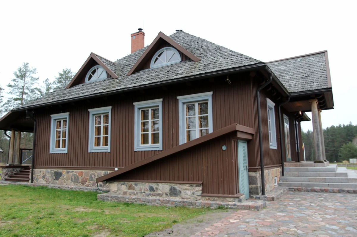 Wicepremier Piotr Gliński mówi "nie" w sprawie ewentualnego wykupu blisko dwudziestu hektarów dawnego majątku Piłsudskich w litewskim Zułowie, miejscu narodzin marszałka. "Ta ziemia ma niewiele wspólnego bezpośrednio z marszałkiem. Myśmy analizowali tę kwestię, wydaje się nam, że trzeba być ostrożnym wobec tej oferty" - ocenia w Porannej rozmowie RMF FM minister kultury i dziedzictwa narodowego.