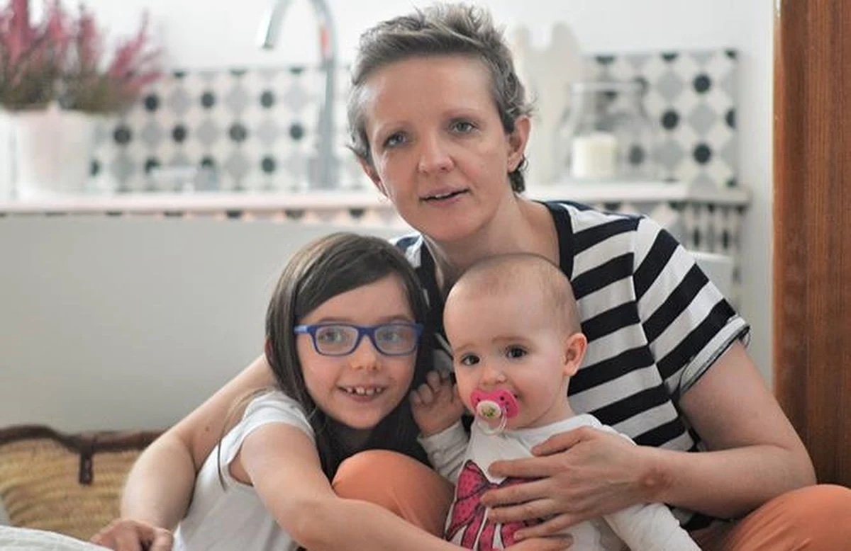 Monika Orlik-Arseniuk, wieloletnia pracownica Instytutu Pamięci Narodowej i żona Andrzeja Arseniuka, byłego rzecznika tej instytucji, opublikowała w sieci dramatyczny apel o pomoc. Pisze w nim o swojej chorobie nowotworowej i degradacji męża. "Teraz leczymy się, modlimy się, a mój mąż poszukuje pracy, bo za pieniądze, które miałby otrzymywać od marca nie sposób utrzymać trojga dzieci, chorej żony oraz spłacać kredytu hipotecznego. Nie po to też tyle lat pracował, żeby teraz mieć gorzej niż nowy pracownik IPN, bez doświadczenia, a nawet wyższego wykształcenia" - podkreśla. 