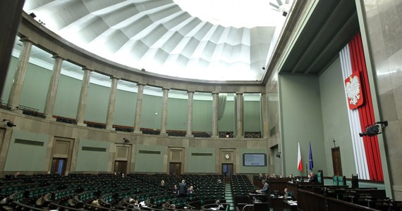 Do Sejmu wpłynął przygotowany przez posłów Prawa i Sprawiedliwości projekt nowelizacji ustawy o wykonywaniu mandatu posła i senatora. Przewiduje on możliwość obniżenia uposażenia za naruszenie powagi Sejmu, Senatu lub Zgromadzenia Narodowego.