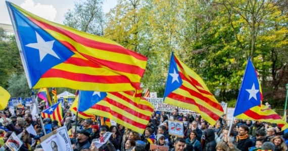 Odwołany w październiku przez Madryt kataloński rząd Carlesa Puigdemonta przygotowywał zbrojny opór przeciwko siłom, które władze Hiszpanii mogłyby wysłać do powstrzymania secesji Katalonii. Z opublikowanej przez hiszpańskie media korespondencji mailowej byłego katalońskiego ministra finansów Josepa Lluisa Salvado wynika, że gabinet Puigdemonta budował struktury obronne służące "konfliktom zbrojnym". Katalońskie wojsko miało liczyć 22 tysiące ludzi.