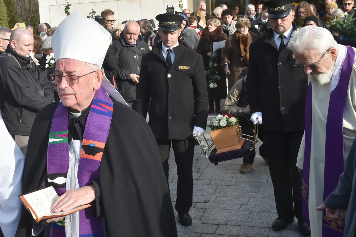 ​Na cmentarzu Salwatorskim w Krakowie odbył się we pogrzeb Piotra Szczęsnego z Niepołomic, który 19 października podpalił się przed Pałacem Kultury i nauki w Warszawie i zmarł 10 dni później w szpitalu. W pogrzebie uczestniczyło kilkaset osób, wiele z nich trzymało białe róże. Mszy św. w kaplicy cmentarnej przewodniczył bp Tadeusz Pieronek, homilię wygłosił ks. Adam Boniecki.