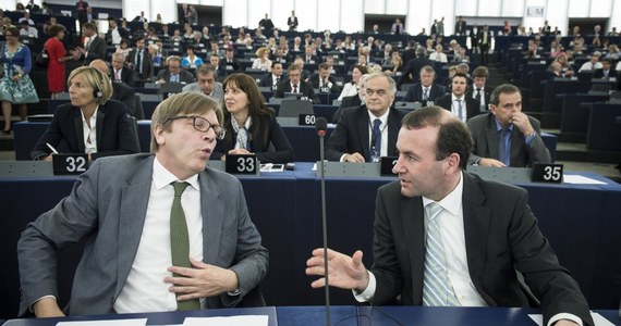 "Pięć największych grup politycznych w Parlamencie Europejskim uważa, że trzeba użyć wobec Polski artykułu 7 Traktatu o UE, bo wszystkie inne sposoby oddziaływania na Polskę już się wyczerpały" - ogłosił szef europejskich liberałów Guy Verhofstadt na dzień przed debatą w europarlamencie na temat praworządności w Polsce i przyjęciem rezolucji w tej sprawie. Jak donosi korespondentka RMF FM Katarzyna Szymańska-Borginon, na konferencji prasowej w Strasburgu Verhofstadt bez ogródek mówił o sankcjach finansowych wobec naszego kraju.