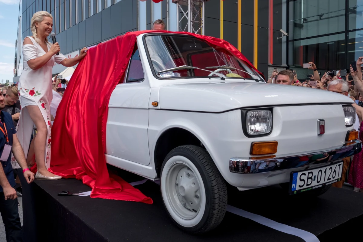 ​Fiat 126p, który jest prezentem dla aktora Toma Hanksa, wyrusza w podróż za ocean. 27 listopada - na pokładzie Dreamlinera należącego do linii LOT - odleci z warszawskiego Okęcia do Los Angeles - poinformowała  organizatorka akcji Monika Jaskólska. "Może Tom się w nim zakocha i pojedzie 'maluchem' na rozdanie Oscarów?" - powiedziała Jaskólska.