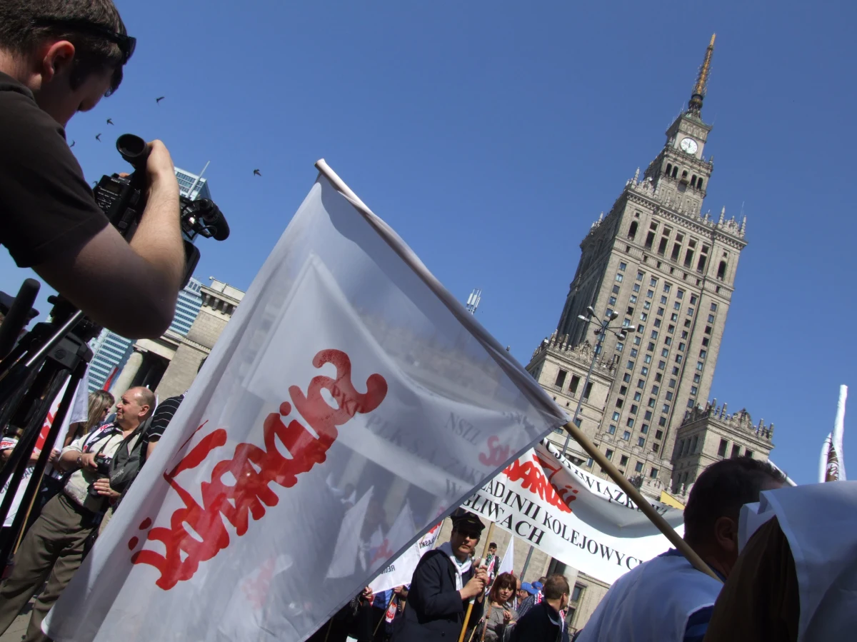 Nieoczekiwanie powróciła sprawa, którą już dawno temu (chyba jako pierwsze) podniosło Porozumienie Organizacji Kombatanckich i Niepodległościowych w Krakowie: wicepremier oraz minister kultury i dziedzictwa narodowego profesor Piotr Gliński powiedział w Radiu RMF FM, że nie ma nic przeciwko zburzeniu warszawskiego Pałacu Kultury i Nauki, ale pod warunkiem że można byłoby szybko zbudować na jego miejscu coś sensownego.