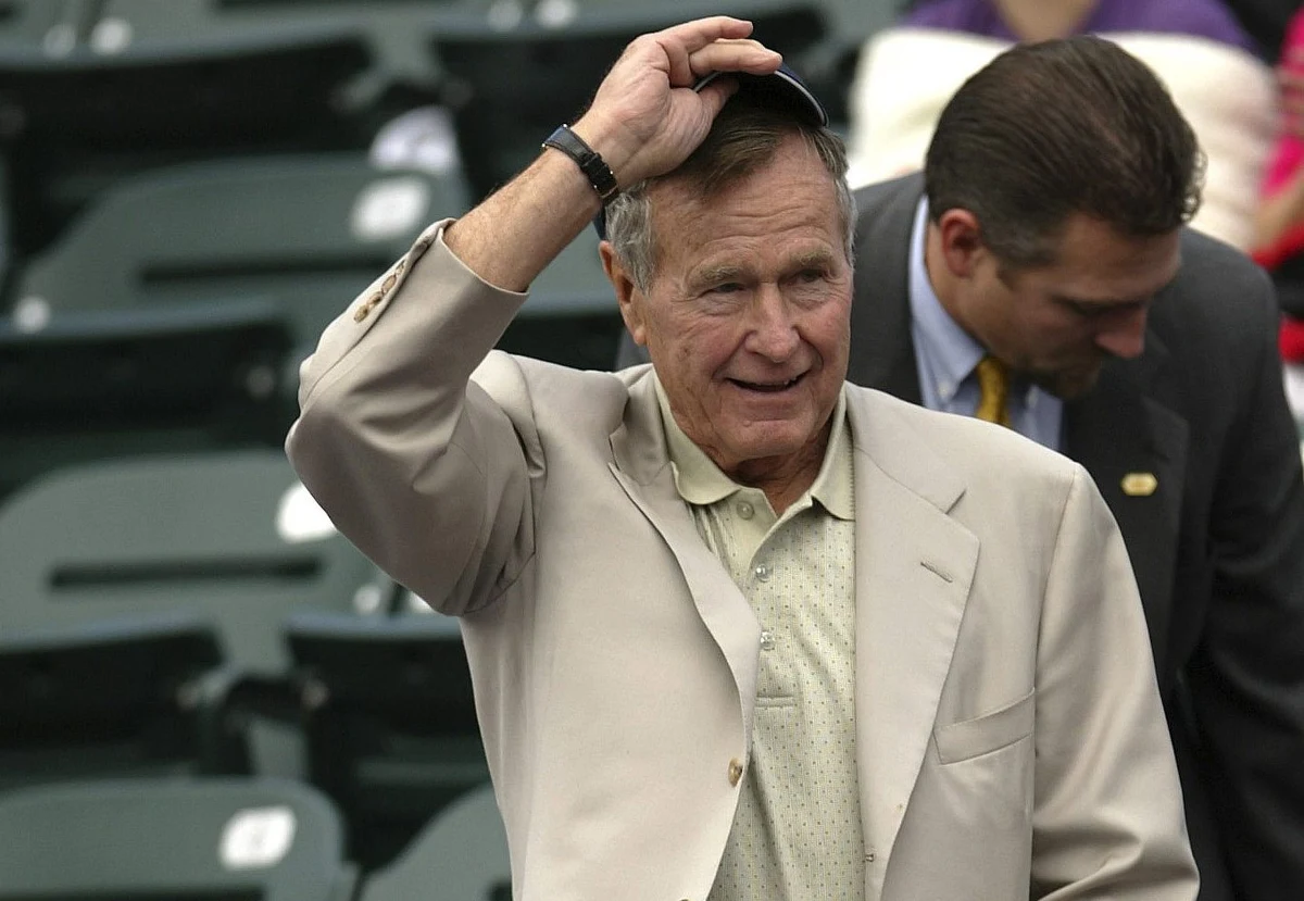 Od momentu wybuchu skandalu wokół słynnego hollywoodzkiego producenta Harveya Weinsteina niemal każdy dzień przynosi za Oceanem kolejne szokujące świadectwa kobiet, które padły ofiarą molestowania seksualnego. Oskarżenia nie ominęły byłego prezydenta USA George’a H.W. Busha. Światło dzienne ujrzała właśnie historia szóstej już kobiety, zarzucającej byłemu gospodarzowi Białego Domu seksualne napastowanie. Historia szokująca tym bardziej, że Roslyn Corrigan miała wówczas zaledwie 16 lat. "Byłam dzieckiem" - podkreśla kobieta w rozmowie z magazynem "Time".