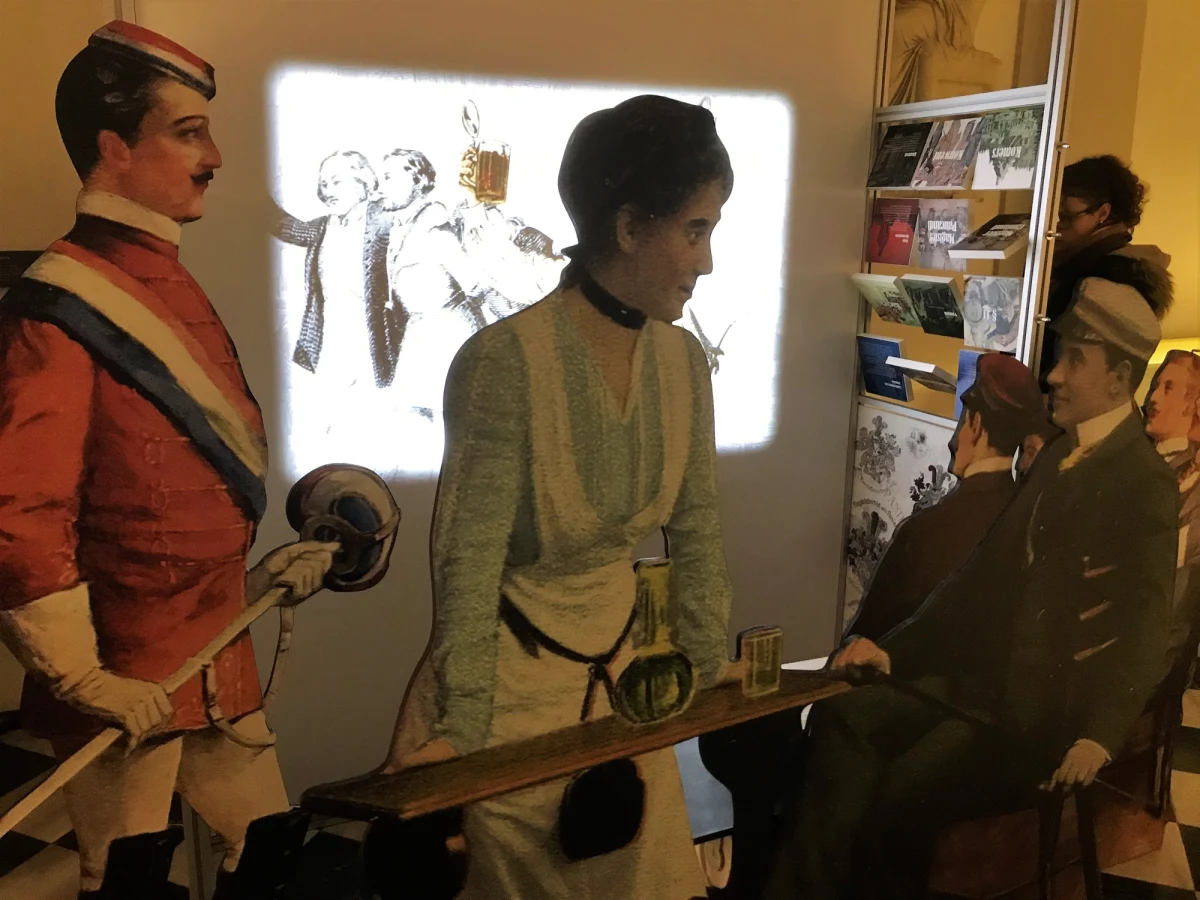 Zawieszki piwne i winne, czyli nagrody za sukcesy w… biesiadowaniu, oryginalne stroje czy zastawę ze studenckich imprez z przełomu XIX i XX wieku możecie obejrzeć na nowej wystawie Uniwersytetu Wrocławskiego!