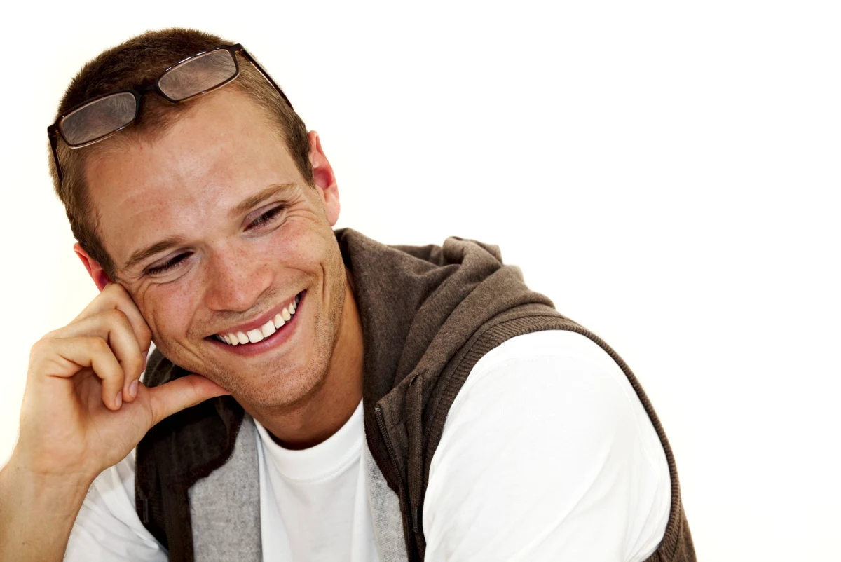 Czasy się zmieniają, postęp wchodzi drzwiami i oknami, ale pewne pierwotne reguły się nie zmieniają... W tym reguły dotyczące męskiej atrakcyjności. Badania naukowe oparte na rankingach popularnego w Londynie portalu ze zdjęciami mężczyzn pokazały, że zarówno kobietom, jak i mężczyznom najbardziej podobają się panowie, po których widać, że mają siłę i odpowiednie zasoby materialne. Kryzys męskości tego akurat stereotypu nie obalił. Pisze o tym czasopismo "Feminist Media Studies".