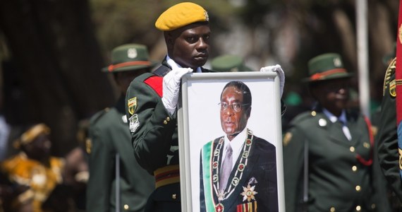 ​Wojsko opanowało w nocy z wtorku na środę gmach państwowego radia i telewizji ZBC w stolicy Zimbabwe - Harare. Mnożą się pogłoski o zamachu stanu i próbie obalenia 93-letniego prezydenta Roberta Mugabe, choć sama armia na razie to dementuje. Rządząca partia ZANU-PF oskarżyła dowódcę sił zbrojnych o "zdradzieckie zachowanie".