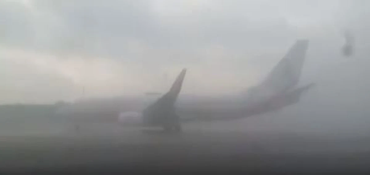 Pierwszy z trzech Boeingów 737 dla VIP-ów wylądował w 1. Bazie Lotnictwa Transportowego w Warszawie. Samolot będzie nosił imię marszałka Józefa Piłsudskiego. Matką chrzestną maszyny ma zostać pięcioboistka st. szer. Oktawia Nowacka. Kołując pod hangar, samolot przejechał przez kurtynę wodną utworzoną przez wojskową i lotniskową straż pożarną. Na stateczniku samolotu o numerze bocznym 0110 widnieje wizerunek Józefa Piłsudskiego.