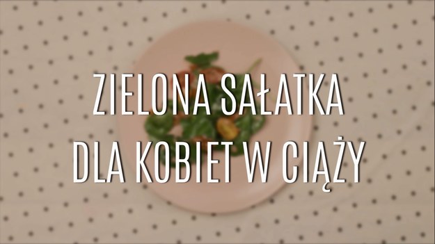 Przyrządzane w domu sałatki mogą być doskonałym sposobem na urozmaicenie diety kobiet w ciąży, pod warunkiem, że ich składniki są zdrowe, świeże i odpowiednio dobrane! Poznajcie nasz prosty przepis na zieloną sałatkę - idealną dla kobiet w ciąży. Dostarczy mnóstwo mikro- i makroelementów, koniecznych, by odpowiednio odżywić dwa organizmy: matki i dziecka.