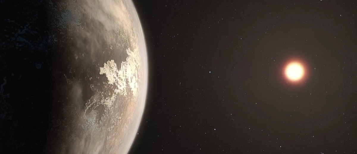 Względnie blisko naszego Układu Słonecznego znaleźliśmy kolejną podobną do Ziemi planetę, która może oferować warunki sprzyjające powstaniu życia - ogłosił na łamach czasopisma "Astronomy & Astrophysics" międzynarodowy zespół astronomów. Badacze, korzystający z należącego do Europejskiego Obserwatorium Południowego (ESO), unikatowego instrumentu HARPS, odkryli planetę o rozmiarach Ziemi, krążącą wokół czerwonego karła Ross 128, około 11 lat świetlnych od nas. Planeta oznaczona jako Ross 128 b jest drugą po Proximie b najbliższą nam planetą, która mogłaby podtrzymać życie, ale krąży wokół znacznie spokojniejszej gwiazdy i w związku z tym może oferować lepsze warunki.