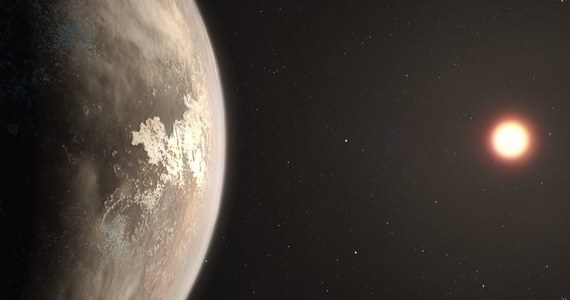 Względnie blisko naszego Układu Słonecznego znaleźliśmy kolejną podobną do Ziemi planetę, która może oferować warunki sprzyjające powstaniu życia - ogłosił na łamach czasopisma "Astronomy & Astrophysics" międzynarodowy zespół astronomów. Badacze, korzystający z należącego do Europejskiego Obserwatorium Południowego (ESO), unikatowego instrumentu HARPS, odkryli planetę o rozmiarach Ziemi, krążącą wokół czerwonego karła Ross 128, około 11 lat świetlnych od nas. Planeta oznaczona jako Ross 128 b jest drugą po Proximie b najbliższą nam planetą, która mogłaby podtrzymać życie, ale krąży wokół znacznie spokojniejszej gwiazdy i w związku z tym może oferować lepsze warunki.