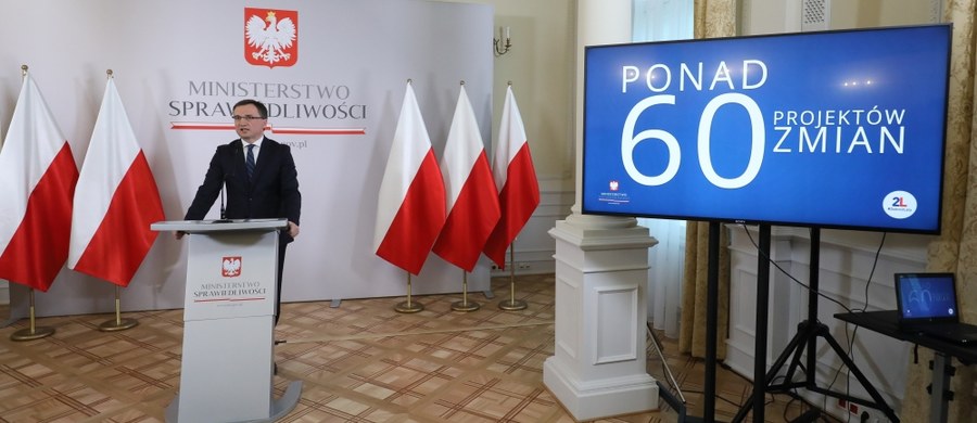 ​Zadaniem mojego resortu jest uczynienie Polski krajem bardziej sprawiedliwym, w którym prawo jest równe wobec wszystkich i które gwarantuje bezpieczeństwo prawne i opiekę - powiedział minister sprawiedliwości Zbigniew Ziobro. Mamy przed sobą wiele ambitnych planów - dodał.