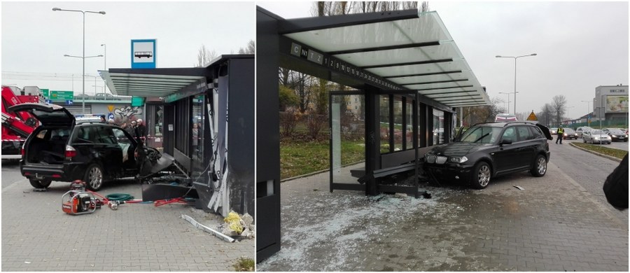 Tragiczny wypadek w Kielcach. W przystanek autobusowy przy ul. Grunwaldzkiej uderzyło rozpędzone terenowe bmw. Kierowca był kompletnie pijany. Rany odniosły trzy kobiety i 18-letni chłopak. Niestety, jedna z tych kobiet, 77-latka, zmarła w szpitalu kilka godzin po wypadku.