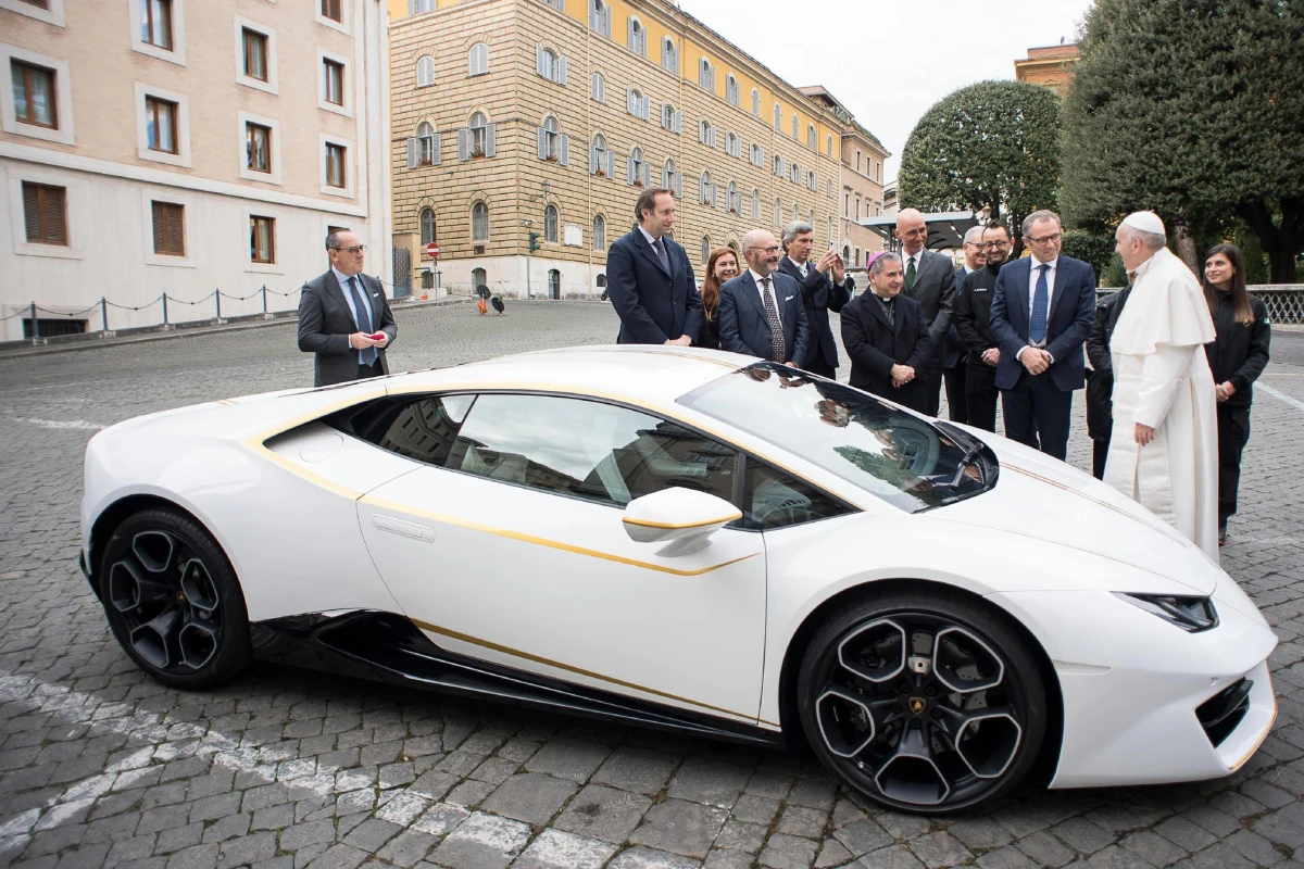 ​Papież Franciszek otrzymał luksusowy samochód lamborghini, model Huracan. W Watykanie zapowiedziano, że auto zostanie oddane na licytację, a dochód z niej będzie przeznaczony na cele dobroczynne, między innymi na pomoc dla ludności Iraku.