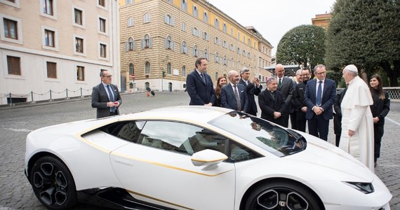 ​Papież Franciszek otrzymał luksusowy samochód lamborghini, model Huracan. W Watykanie zapowiedziano, że auto zostanie oddane na licytację, a dochód z niej będzie przeznaczony na cele dobroczynne, między innymi na pomoc dla ludności Iraku.