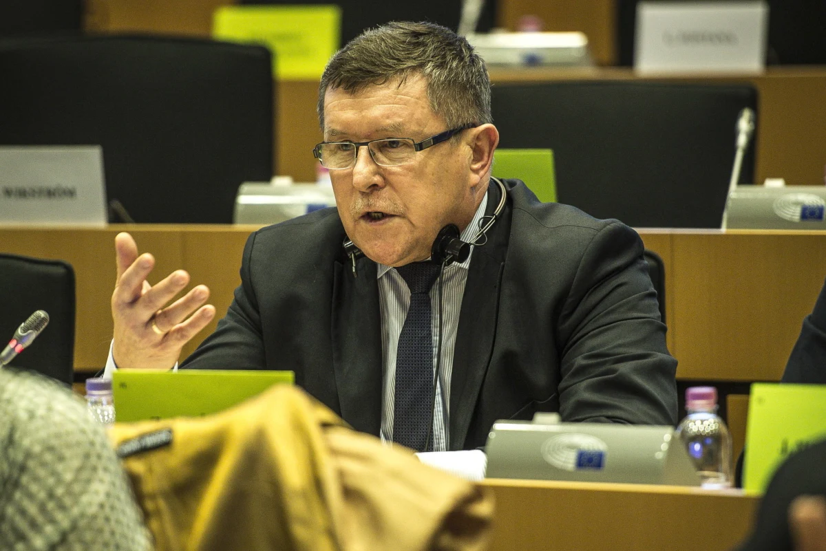 ​"Zmieniamy Polskę krok po kroku. Komisji Europejskiej nic do tego (...). Nie płyniemy w głównym nurcie i przyjęcie tej rezolucji to jest próba przywołania nas do porządku" - powiedział w Popołudniowej rozmowie w RMF FM Zbigniew Kuźmiuk. W rozmowie z Marcinem Zaborskim eurodeputowany PiS, komentując przyjętą dziś przez Parlament Europejski rezolucję, ocenił, że "szefowie największych frakcji w PE wygłaszają komunikaty i nie liczą się z tym, co dzieje się w Polsce".