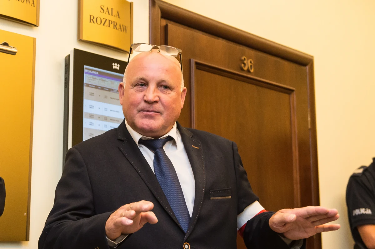 Piotr Rybak, skazany prawomocnie za spalenie kukły Żyda, trafi do więzienia. Wrocławski sąd uchylił mężczyźnie zezwolenie na odbywanie kary w dozorze elektronicznym. Piotr Rybak został skazany na trzy miesiące bezwzględnego więzienia. Jak wyjaśnił sędzia Marek Poteralski, "sąd ocenił, że zachowanie skazanego w mediach społecznościowych oraz podczas marszu 11 listopada i jego stosunek do kuratora, powodują, iż nie zasługuje on na odbywanie kary w systemie dozoru elektronicznego".