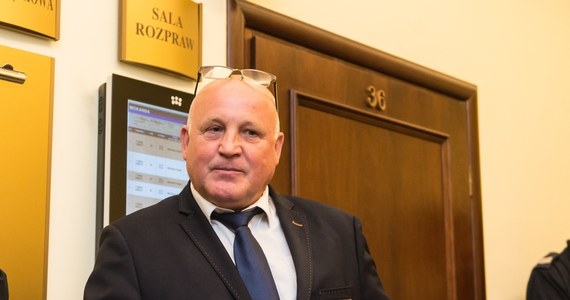 Piotr Rybak, skazany prawomocnie za spalenie kukły Żyda, trafi do więzienia. Wrocławski sąd uchylił mężczyźnie zezwolenie na odbywanie kary w dozorze elektronicznym. Piotr Rybak został skazany na trzy miesiące bezwzględnego więzienia. Jak wyjaśnił sędzia Marek Poteralski, "sąd ocenił, że zachowanie skazanego w mediach społecznościowych oraz podczas marszu 11 listopada i jego stosunek do kuratora, powodują, iż nie zasługuje on na odbywanie kary w systemie dozoru elektronicznego".