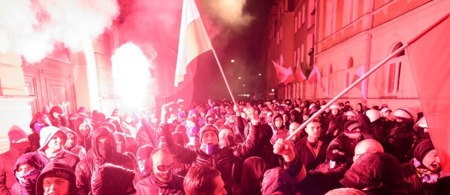 ​Kilkuset policjantów zabezpieczało środowe manifestacje w centrum Poznania. Na niewielkiej ulicy Strzałowej stanęły naprzeciw siebie grupy powiązane ze środowiskami narodowymi i antyfaszyści. Dziś w jednym z pubów przy ul. Strzałowej zorganizowano spotkanie z Robertem Winnickim, posłem, byłym działaczem Młodzieży Wszechpolskiej i prezesem Ruchu Narodowego.