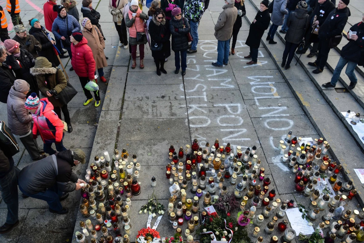 ​Przed Pałacem Kultury i Nauki wmurowano płytę upamiętniającą "Zwykłego szarego człowieka" - Piotra Szczęsnego, który 19 października podpalił się przed PKiN i zmarł 10 dni później. Tablica znajduje się dokładnie w miejscu tragedii sprzed miesiąca.