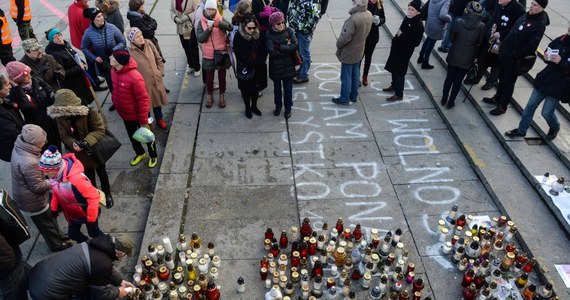 ​Przed Pałacem Kultury i Nauki wmurowano płytę upamiętniającą "Zwykłego szarego człowieka" - Piotra Szczęsnego, który 19 października podpalił się przed PKiN i zmarł 10 dni później. Tablica znajduje się dokładnie w miejscu tragedii sprzed miesiąca.