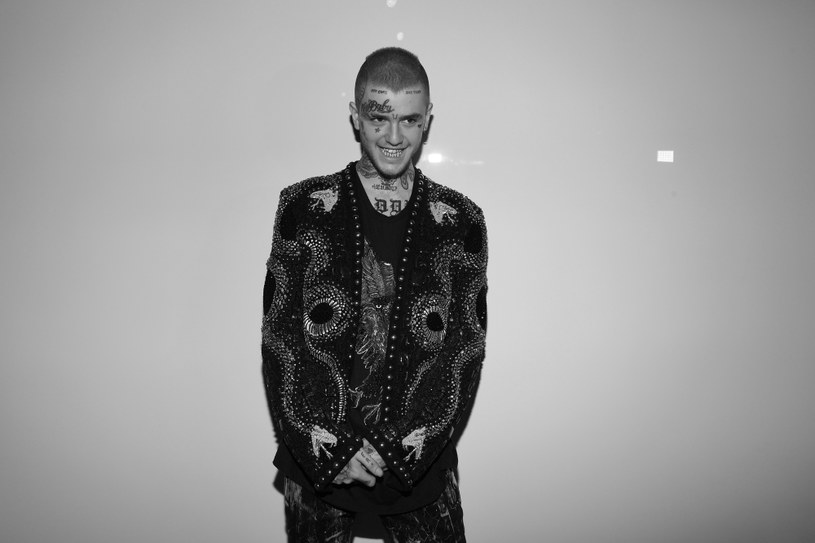 21-letni raper Lil Peep, został znaleziony martwy w swoim busie koncertowym w Tucson. Prawdopodobną przyczyną śmierci było przedawkowanie substancji psychoaktywnych. 