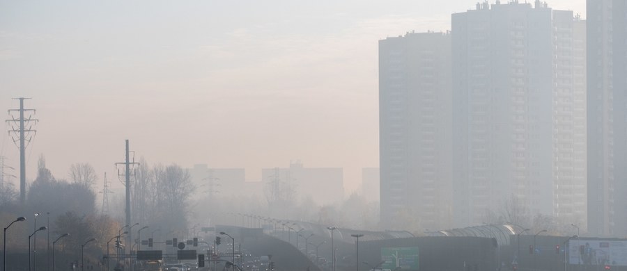 Stacje monitoringu powietrza w całej Polsce biją na alarm. W woj. śląskim wartość zanieczyszczeń osiągnęła nawet 1200 procent normy. Specjaliści apelują o pozostanie w domu i ograniczenie aktywności na zewnątrz.