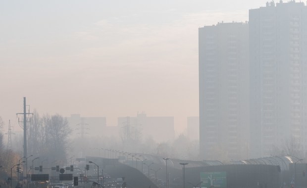Stacje monitoringu powietrza w całej Polsce biją na alarm. W woj. śląskim wartość zanieczyszczeń osiągnęła nawet 1200 procent normy. Specjaliści apelują o pozostanie w domu i ograniczenie aktywności na zewnątrz.