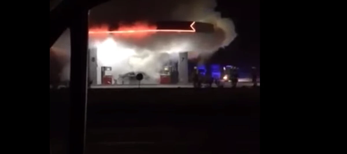 Do groźnie wyglądającego zdarzenia doszło na stacji benzynowej w Jasionce na Podkarpaciu. Zapaliło się tam auto stojące przy dystrybutorach paliwa. Nagranie z tego incydentu trafiło do sieci. 