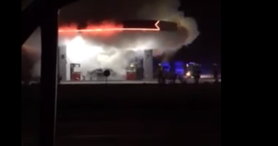 Do groźnie wyglądającego zdarzenia doszło na stacji benzynowej w Jasionce na Podkarpaciu. Zapaliło się tam auto stojące przy dystrybutorach paliwa. Nagranie z tego incydentu trafiło do sieci. 
