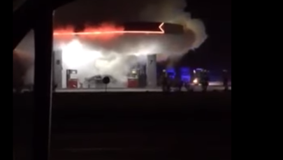 Kłęby dymu na stacji benzynowej. Zapaliło się auto stojące przy dystrybutorach