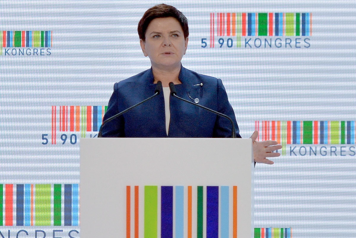 ​Ci, którzy mają pieniądze muszą się nauczyć, że Polska ma zasady i pieniądze; chcemy być partnerami inwestorów, a nie państwem, w którym można zrobić biznes i po prostu stąd wyjechać - mówiła podczas inauguracji Kongresu 590 w Jasionce k. Rzeszowa premier Beata Szydło. Premier oceniła, że w drugą rocznicę powołania jej rządu wszyscy członkowie Rady Ministrów zasługują na pochwałę. Zwróciła uwagę, że już podczas pierwszych stu dni udało się zrealizować "bardzo ambitne projekty", w tym zabezpieczyć środki na program Rodzina 500 plus.