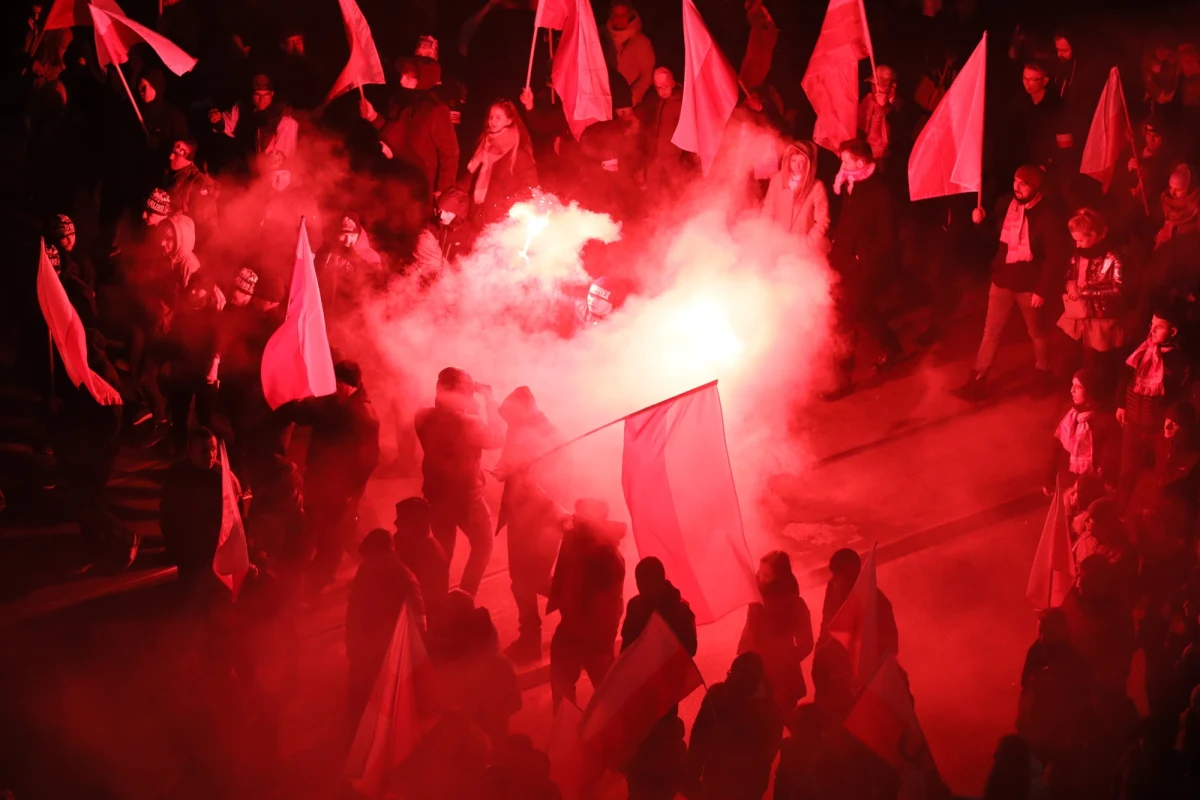 ​Rada Warszawy przyjęła stanowisko w sprawie "sprzeciwu wobec tolerowania przez władze państwowe zachowań rasistowskich i ksenofobicznych". Głosowanie poprzedziła burzliwa dyskusja nt. Marszu Niepodległości. Za przyjęciem stanowiska głosowało 34 radnych, przeciw było 22. Stanowiska nie poparli radni PiS.