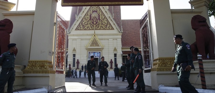 Sąd Najwyższy Kambodży rozwiązał główne opozycyjne ugrupowanie polityczne, Partię Narodowego Ocalenia Kambodży (CNRP), torując autorytarnemu premierowi Hun Senowi drogę do kolejnej wygranej w przyszłorocznych wyborach parlamentarnych. 