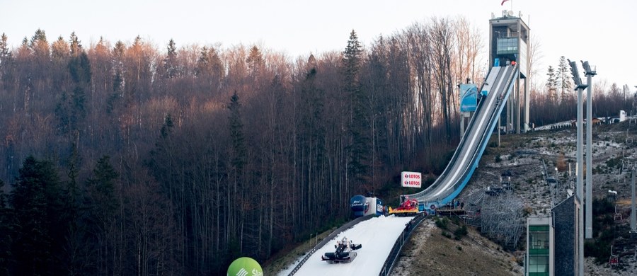 Dzisiejsze kwalifikacje do niedzielnego konkursu Pucharu Świata w skokach narciarskich w Wiśle, w których weźmie udział dwunastu Polaków, rozpoczną sezon 2017/18. W sobotę odbędzie się rywalizacja drużynowa.