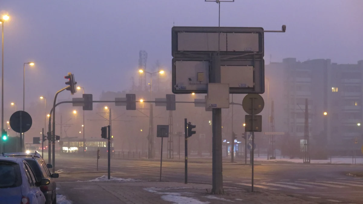 Potężny smog utrzymuje się w Krakowie. Urząd miasta ogłosił pierwszy stopień zanieczyszczenia powietrza! 