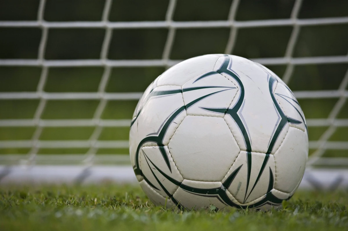 Skandal we Francji! Okazało się, że dwóch dżihadystów umieszczonych teoretycznie w aresztach domowych z powodu powiązań z Państwem Islamskim... trenowało drużynę futbolową na przedmieściach Paryża. Nikt o tym nie wiedział – ani służby specjalne, ani policja, ani merostwo.