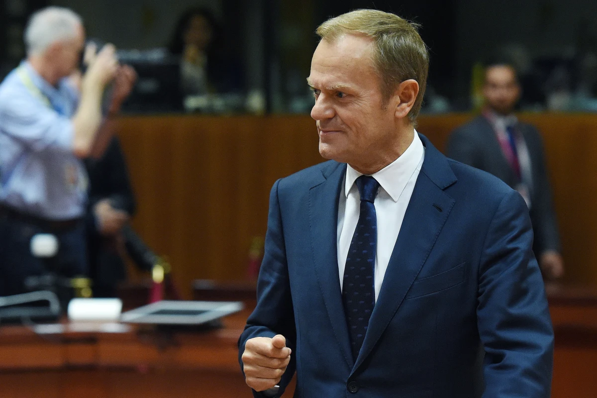 Głos premier Beaty Szydło, która na szczycie UE w Goeteborgu piętnowała ekstremistów z Marszu Niepodległości jest znacznie lepszym głosem niż początkowa próba obrony tego, co się na nim wydarzyło - powiedział szef Rady Europejskiej Donald Tusk. Szefowa rządu poruszyła ten temat na spotkaniu przywódców unijnych w kontekście rezolucji, jaką w środę na temat Polski przyjął Parlament Europejski. Tusk relacjonował, że szefowa rządu odniosła się do sprawy w trakcie rozmowy unijnych przywódców na temat edukacji i kultury. Jak mówił, nie wywołało to "żadnej dyskusji, kontrowersji czy zainteresowania". "Było to oświadczenie, a następnie pozostali liderzy kontynuowali dyskusje na temat kultury i edukacji, bo taki był temat tego spotkania" - powiedział PAP i TVN24 w Goeteborgu Tusk.