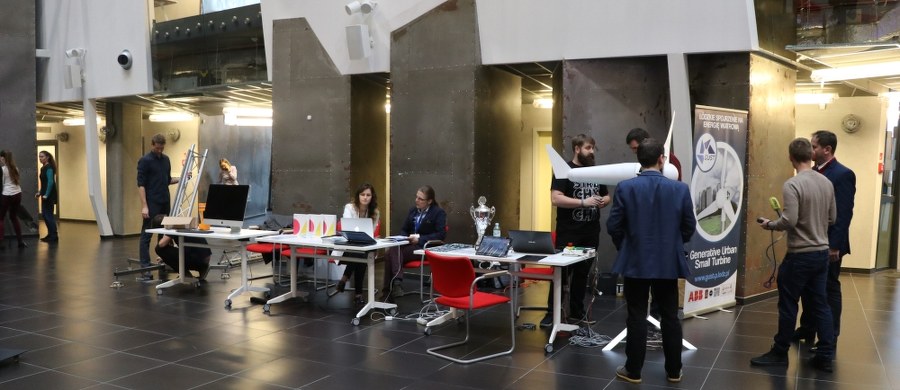 Przestrzeń do inspiracji, czerpania pomysłów i dzielenia się doświadczeniami. To także połączenie amerykańskich wzorców biznesowych oraz nauki komercyjnej. Projekt dofinansowywany jest konsulat amerykański w Krakowie oraz ministerstwo edukacji narodowej.