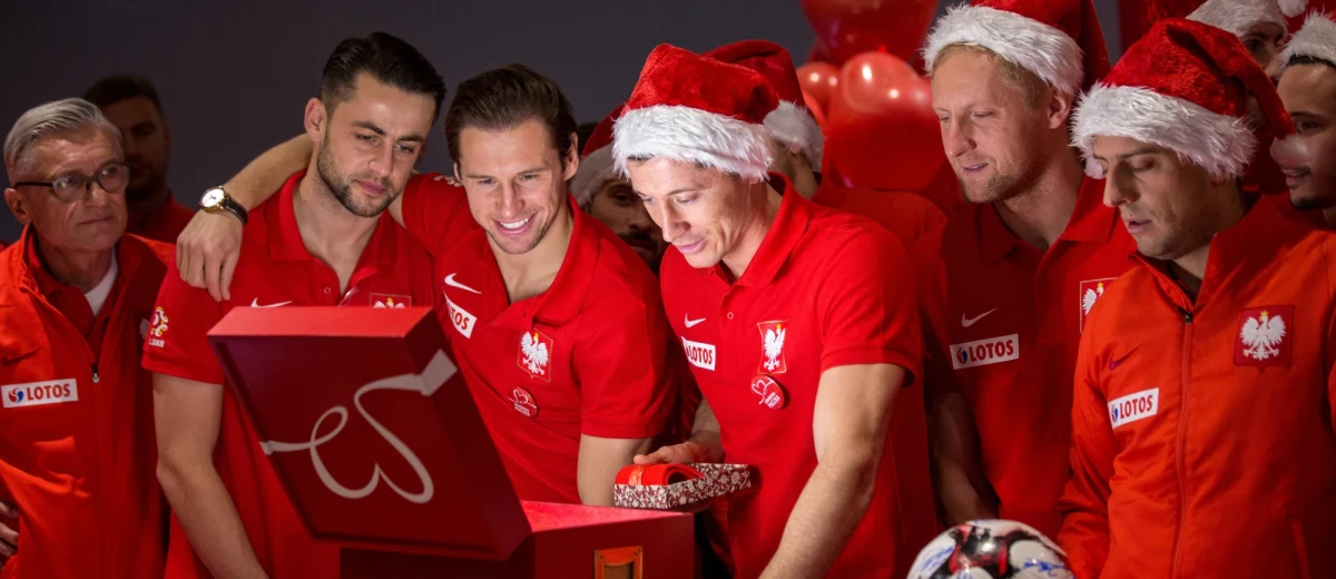 ​"To dla nasz zaszczyt, że po raz kolejny możemy pomóc Szlachetnej Paczce" - mówi kapitan reprezentacji Polski, Robert Lewandowski. Podczas zgrupowania przed meczami z Urugwajem i Meksykiem biało-czerwoni przygotowali paczkę dla rodziny pani Moniki, która samotnie wychowuje troje dzieci. Jej historia jest jedną z tysięcy, które pomoże w tym roku zmienić Szlachetna Paczka.